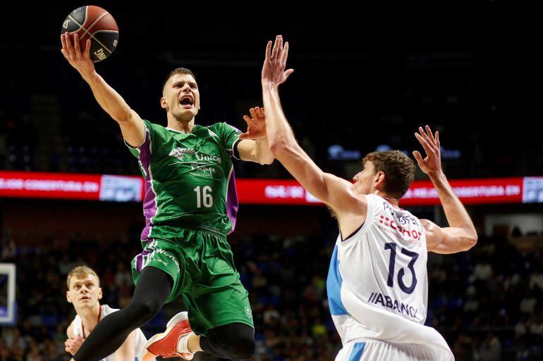 Nedovic intenta una canasta ante Pustovyi