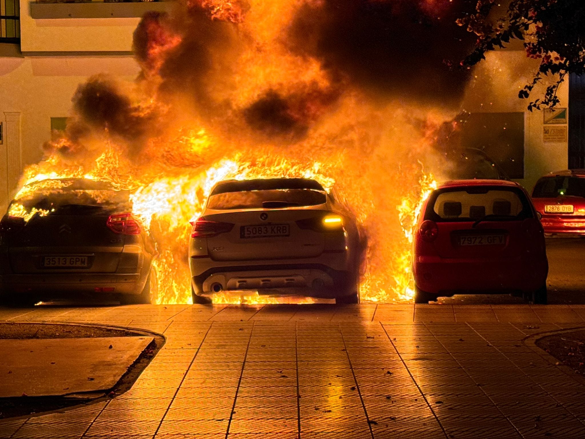 Uno de los vehículos incendiados esta madrugada del lunes en Torre del Mar (Málaga)