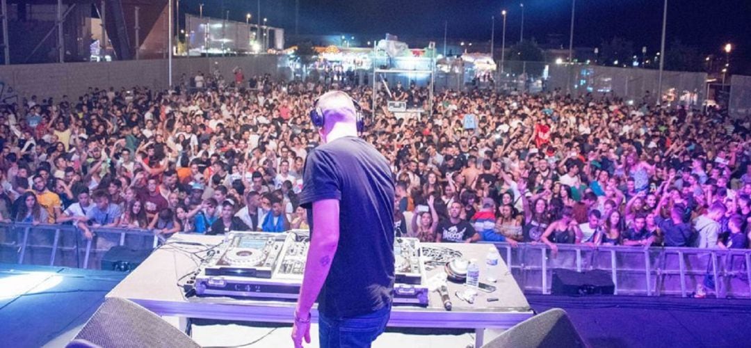 Un DJ pinchando en las fiestas patronales de Colmenar
