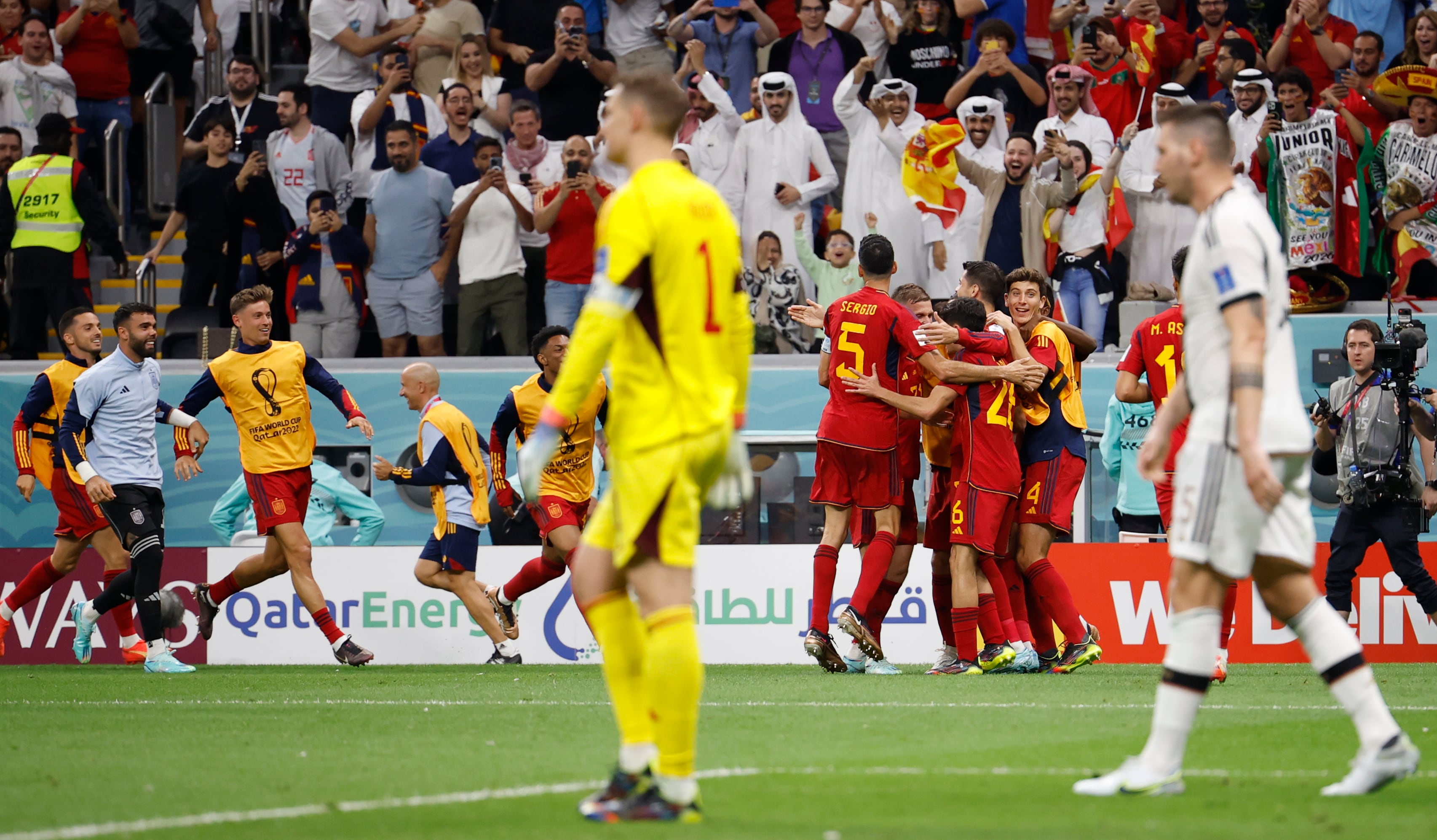 Los jugadores de España celebran el 1-0 ante Alemania