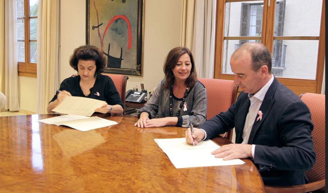 La consellera Fina Santiago y la presidenta del Govern en una imagen de archivo durante la firma del convenio con Formentera para la construcción de la residencia