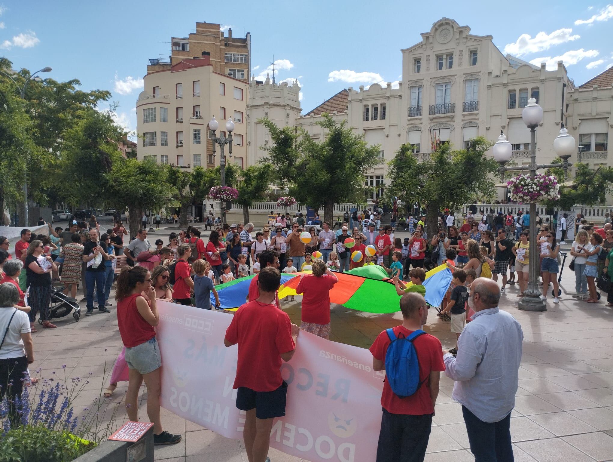 Concentración de CC. OO. en Huesca contra los recortes de profesorado