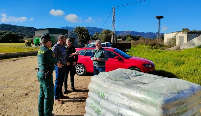 El alcalde Los Barrios, Miguel Alconchel, en su visita a la zona.