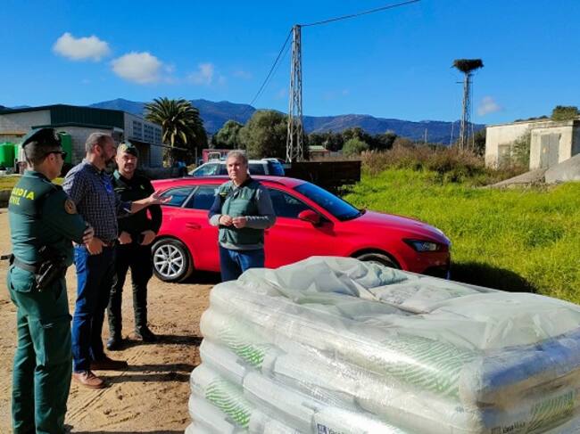 El alcalde Los Barrios, Miguel Alconchel, en su visita a la zona.
