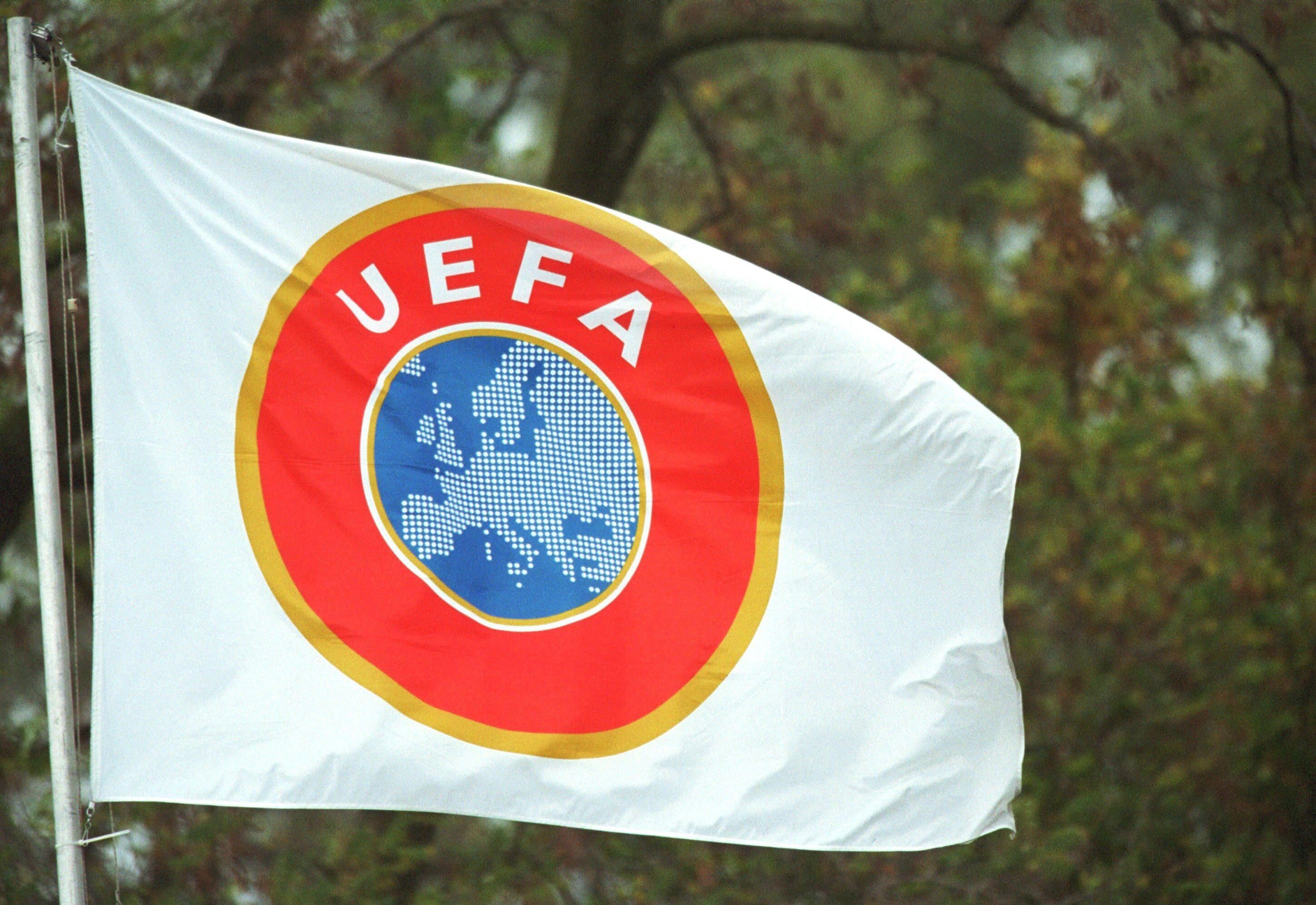 Bandera de UEFA previa a un partido de Eurocopa