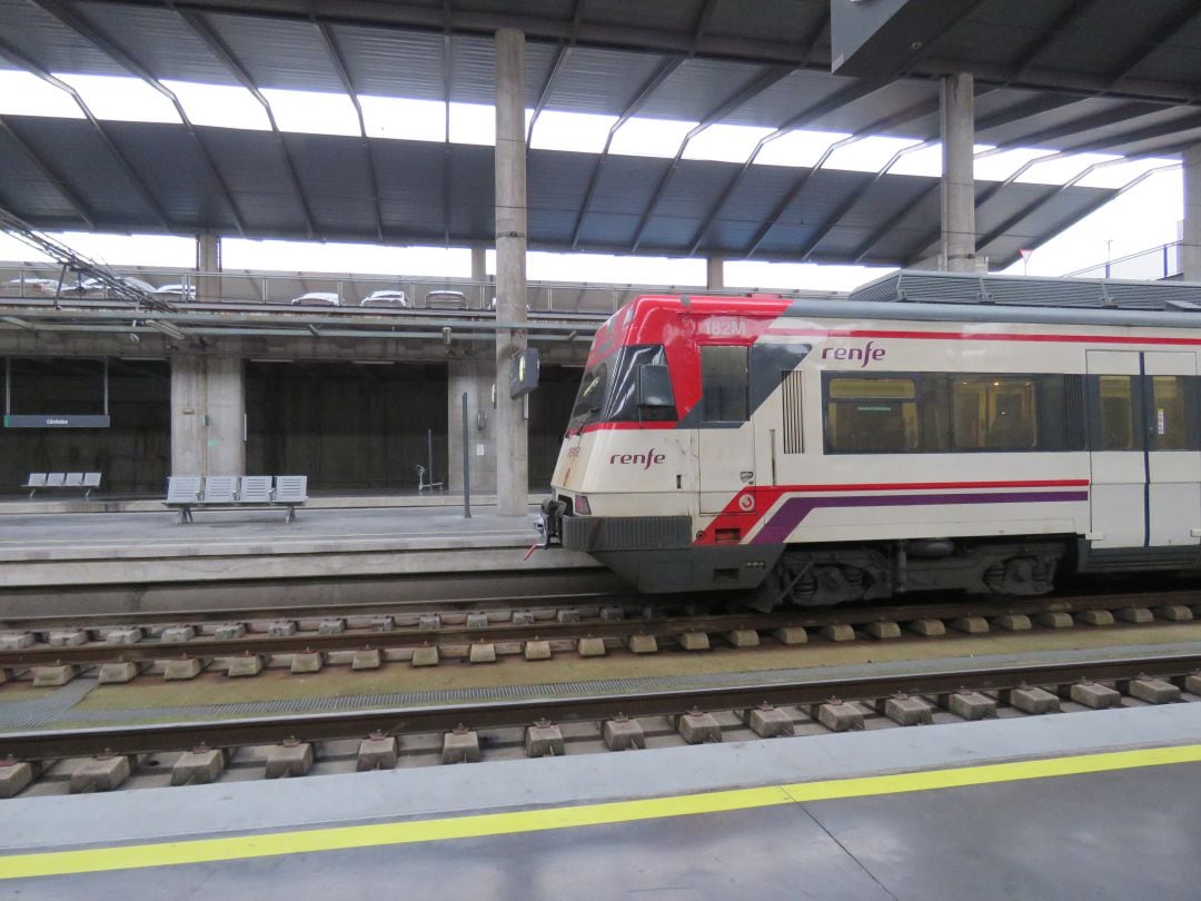 Tren de cercanías en la Estación Central de Córdoba