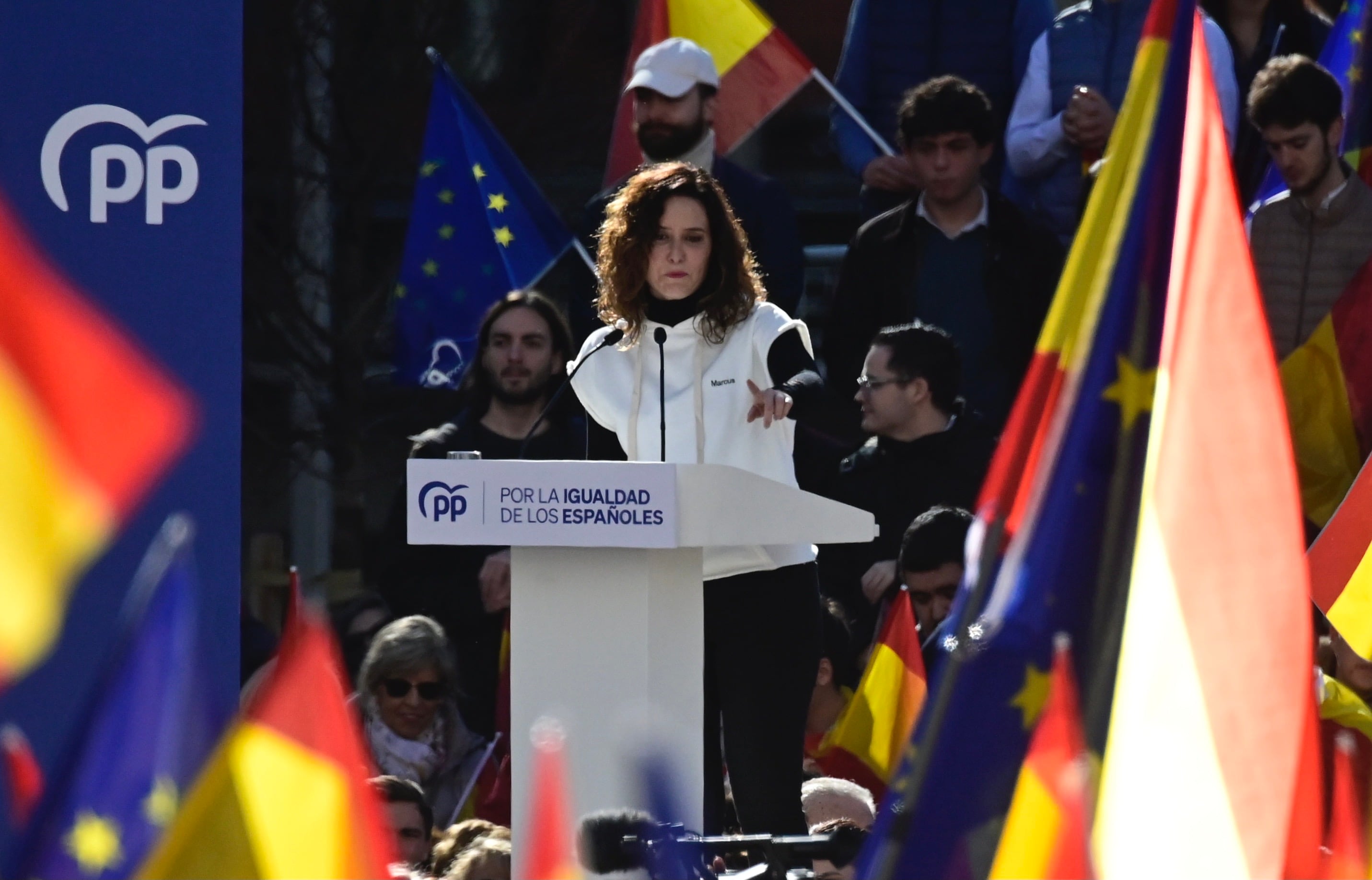 La presidenta de la Comunidad de Madrid Isabel Díaz Ayuso interviene durante la concentración convocada por el Partido Popular en la Plaza de España en Madrid en contra de la amnistía.