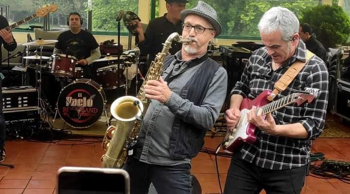 El saxofonista Javi Alzola en una actuación con el grupo El Pacto