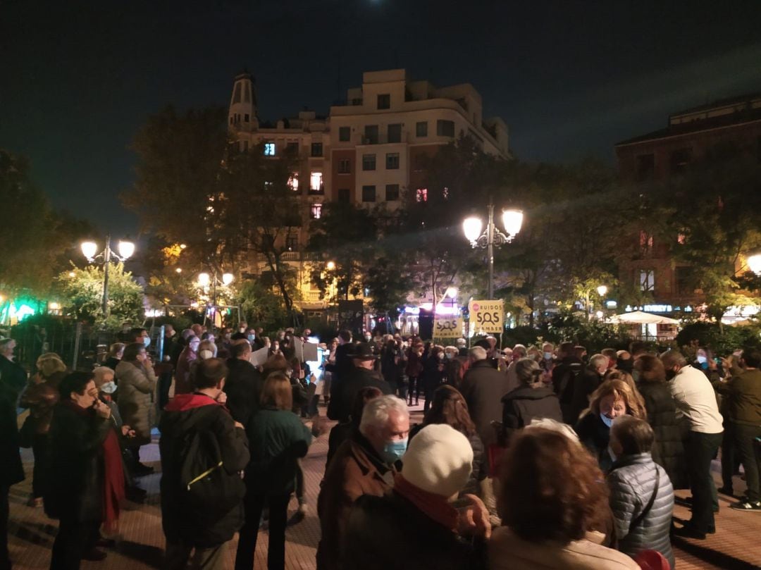 Decenas de vecinos protestan en Chamberí contra la ordenanza de terrazas y piden participar en su negociación 