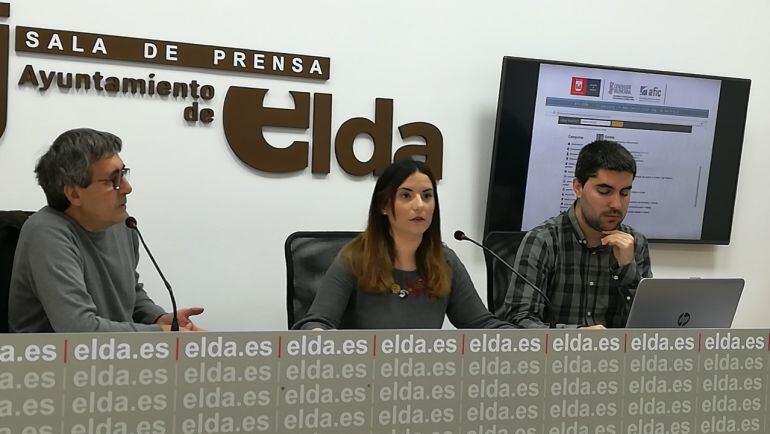 El concejal Vicente Deltell, atiende a la explicación de los técnicos redactores del proyecto 