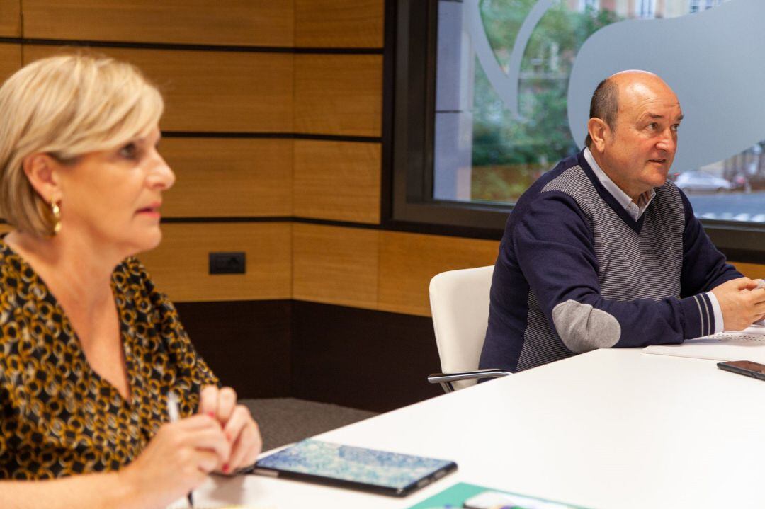 La presidenta del EBB, Itxaso Atutxa, y el lider del ONV, Andoni Ortuzar, durante la reunión semanal del EBB 
 