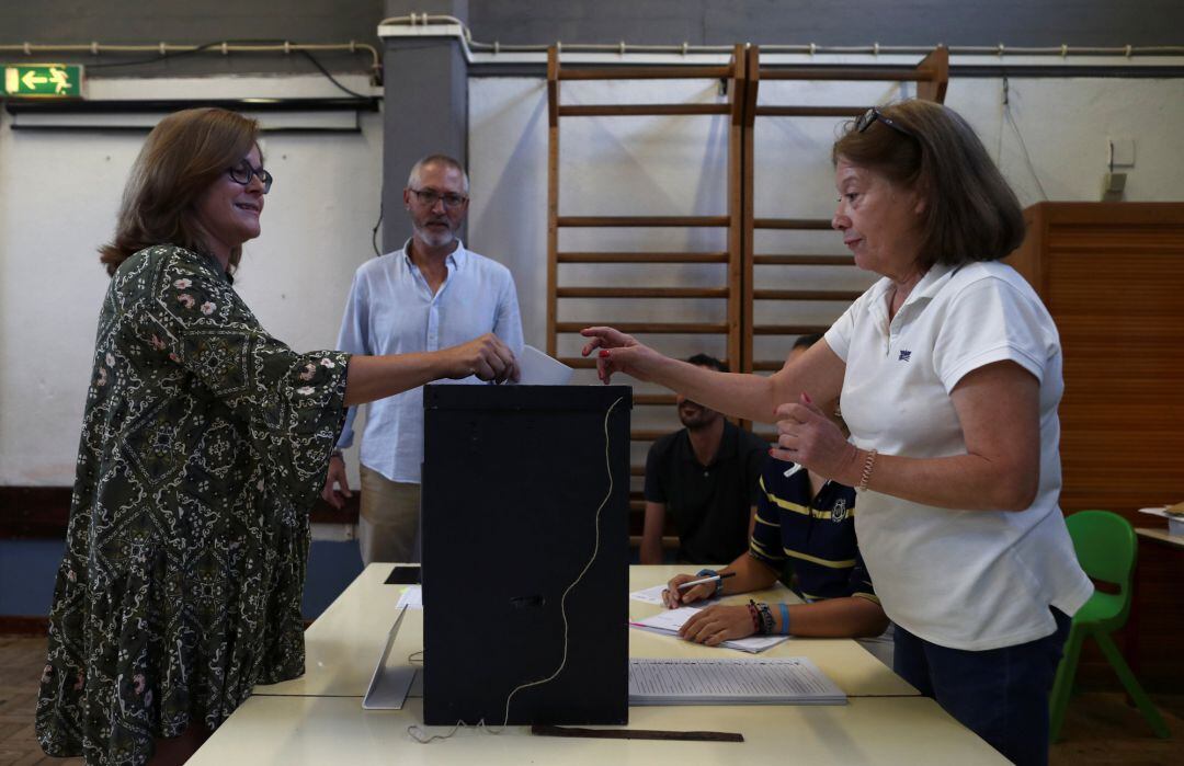 Una mujer vota en las elecciones generales de Portugal