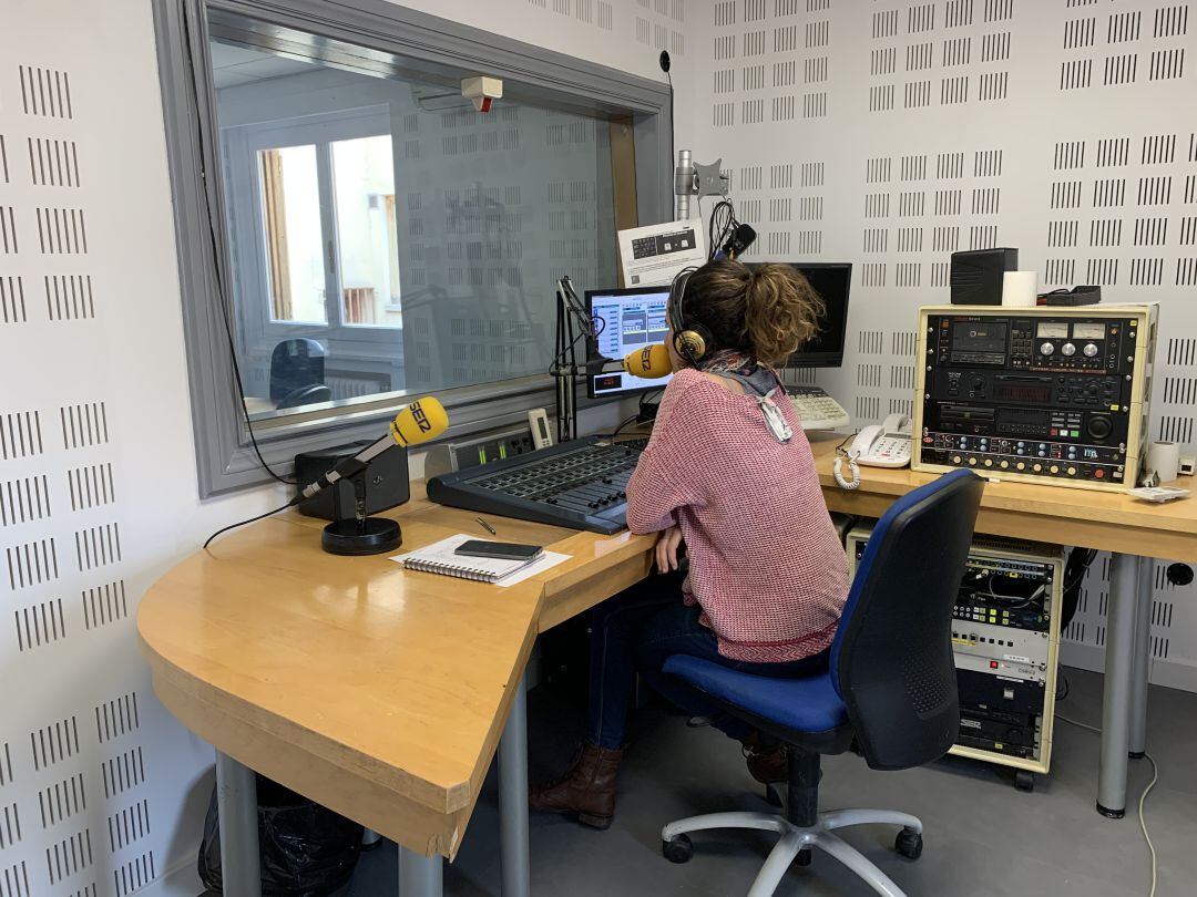 Rebeca Gutiérrez en el estudio de emisión de SER Guadalajara