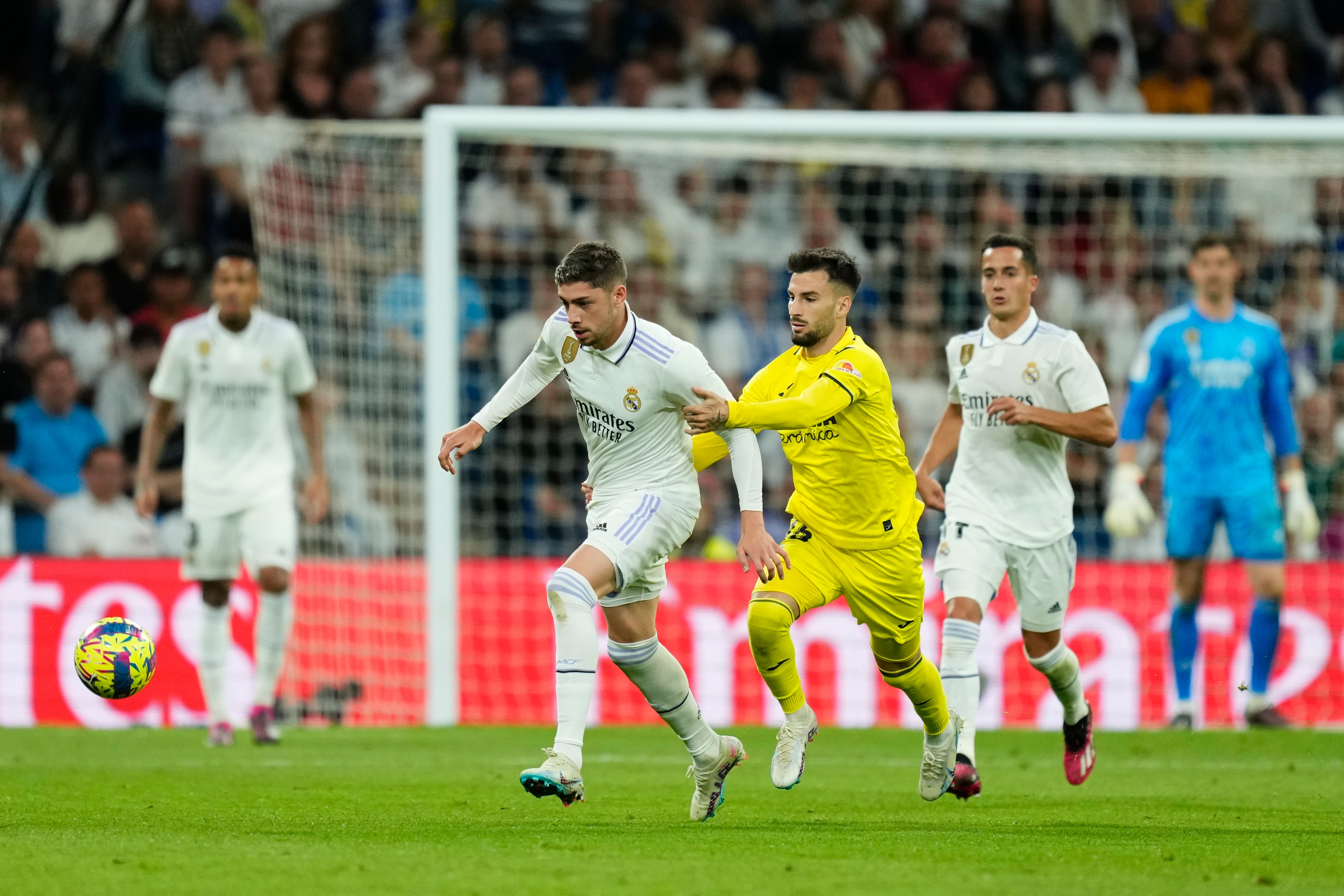 Federico Valverde y Alex Baena disputan un balón durante un partido de La Liga entre Real Madrid CF y Villarreal CF