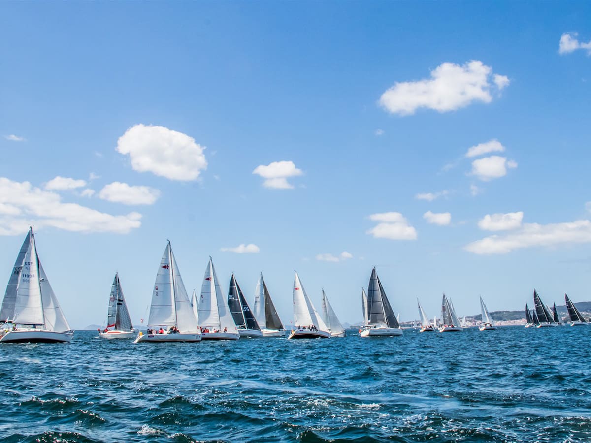 Vigo se convierte en el epicentro del deporte con cerca de 50 barcos en el agua