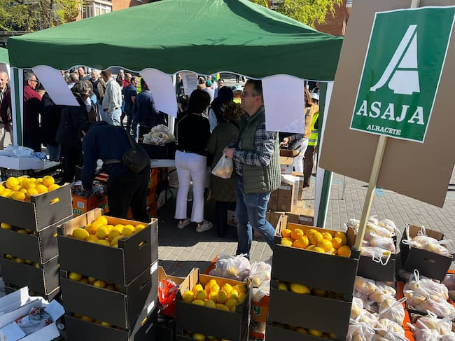 Las principales organizaciones agrarias reparte hasta 30.000 kilos de alimentos en Toledo