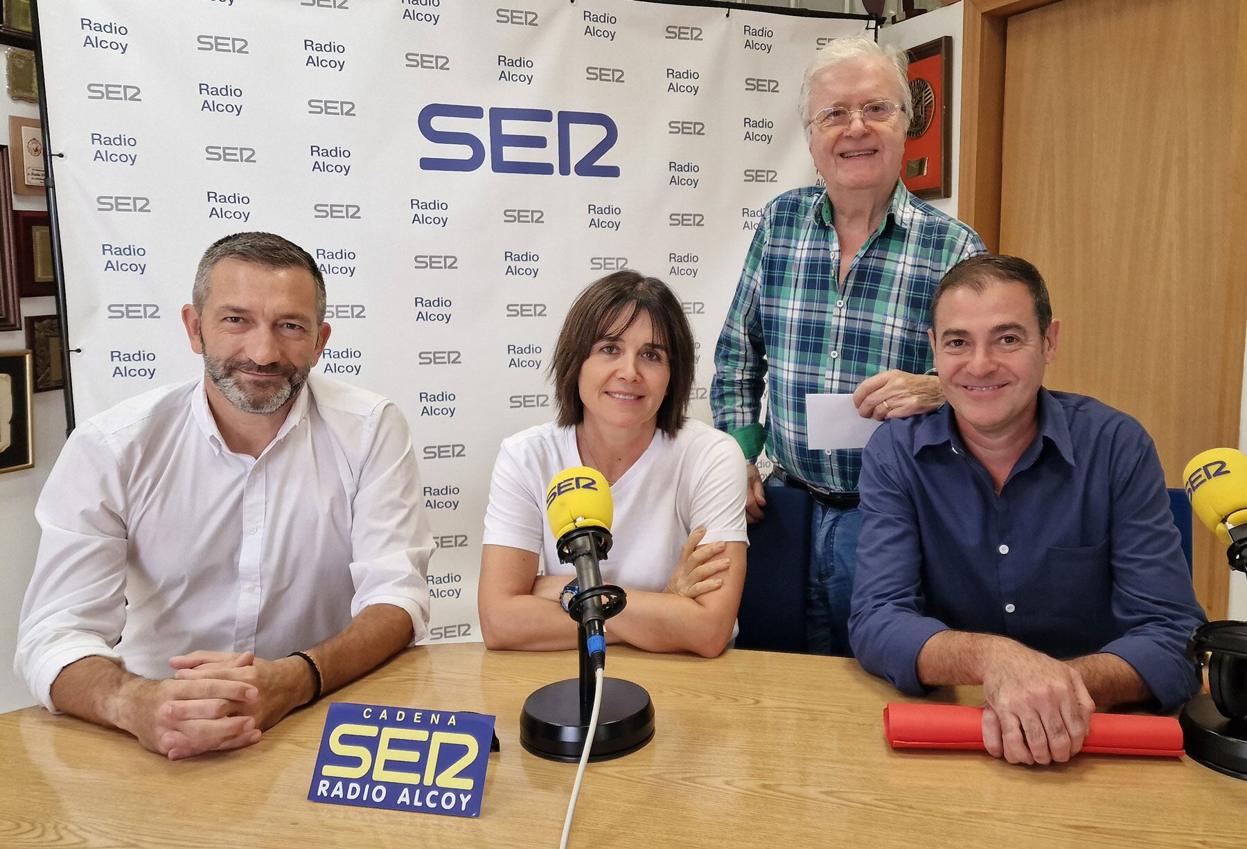Paco García, Mónica Jover, Kike Romá y Paco Aznar, en el estudio central de Radio Alcoy