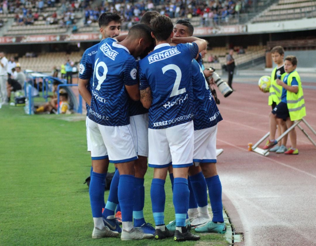 Jugadores del Xerez DFC celebrando uno de los goles en Chapín 