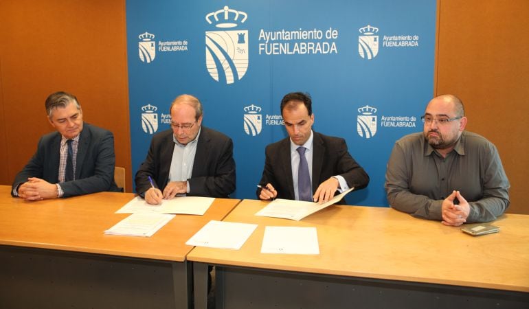 El alcalde de Fuenlabrada y el rector de la URJC han firmado un convenio para la revisión bucodental gratis de niños fuenlabreños.