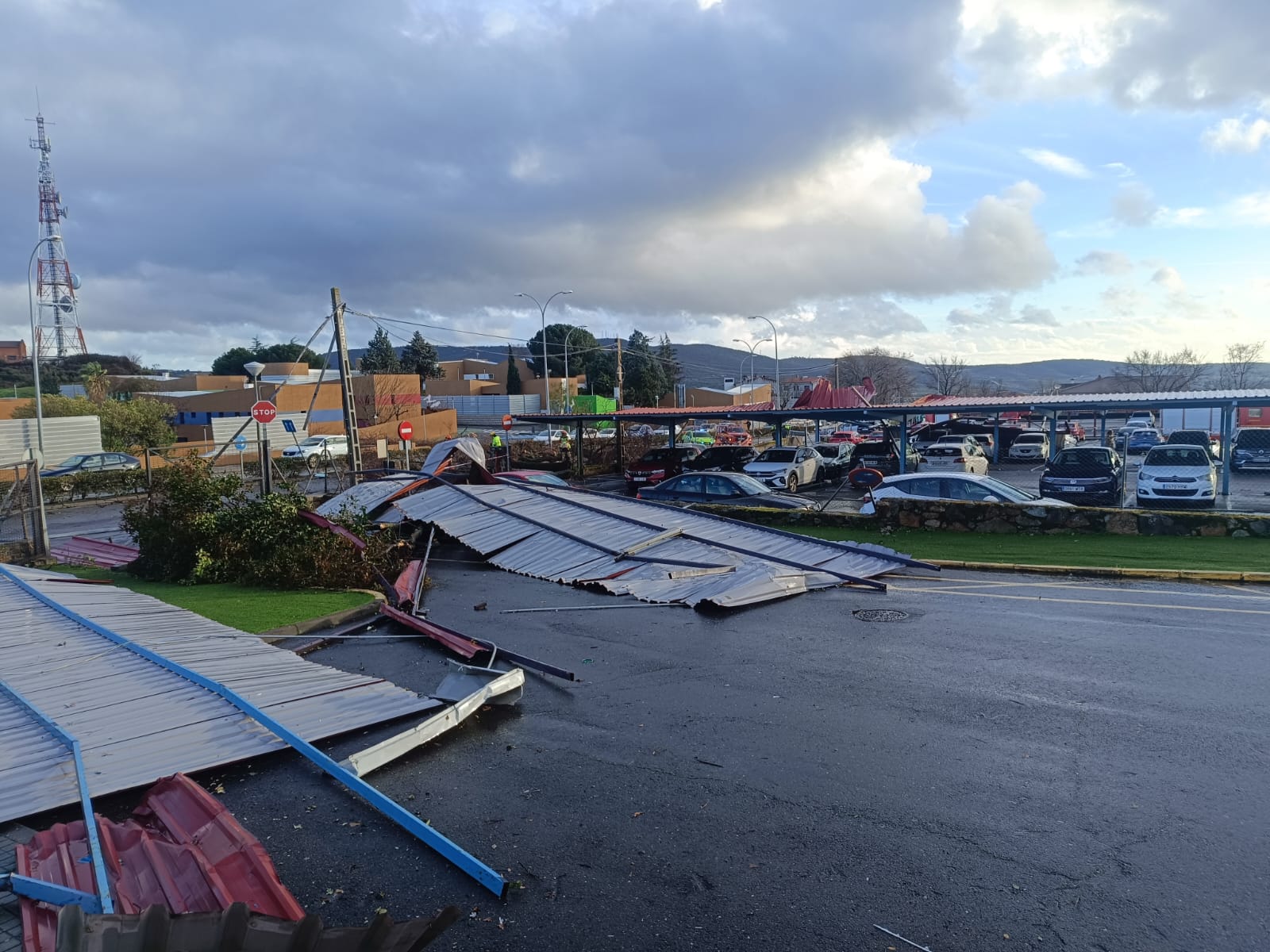 Efectos del viento en el Hospital Virgen del Puerto y Dolores Ibarruri en Plasencia en la tarde del 30 de enero de 2026