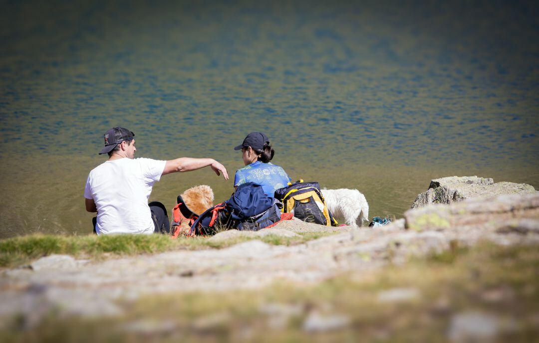 Uns excursionistes a la zona de Cabana Sorda