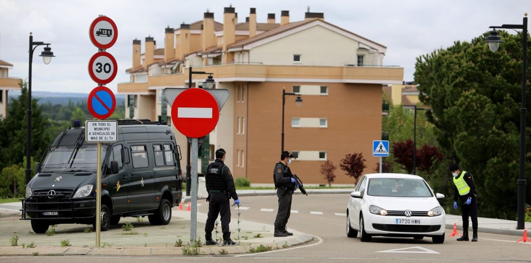 Control de la Guardia Civil en Arroyo de la Encomienda (Valladolid)