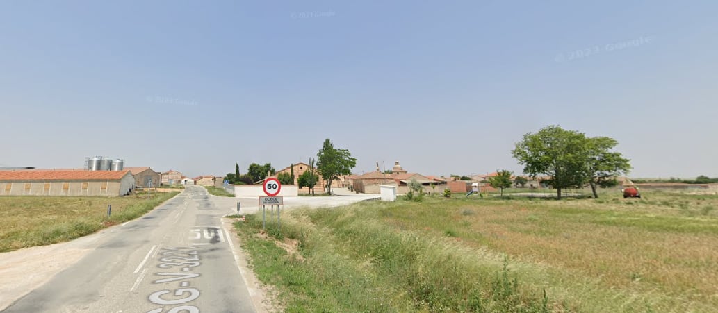 Carretera SG-V-3221 entrando en Cobos de Segovia