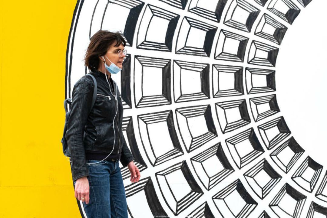 Los jóvenes son los que más a menudo llevan la mascarilla en la barbilla