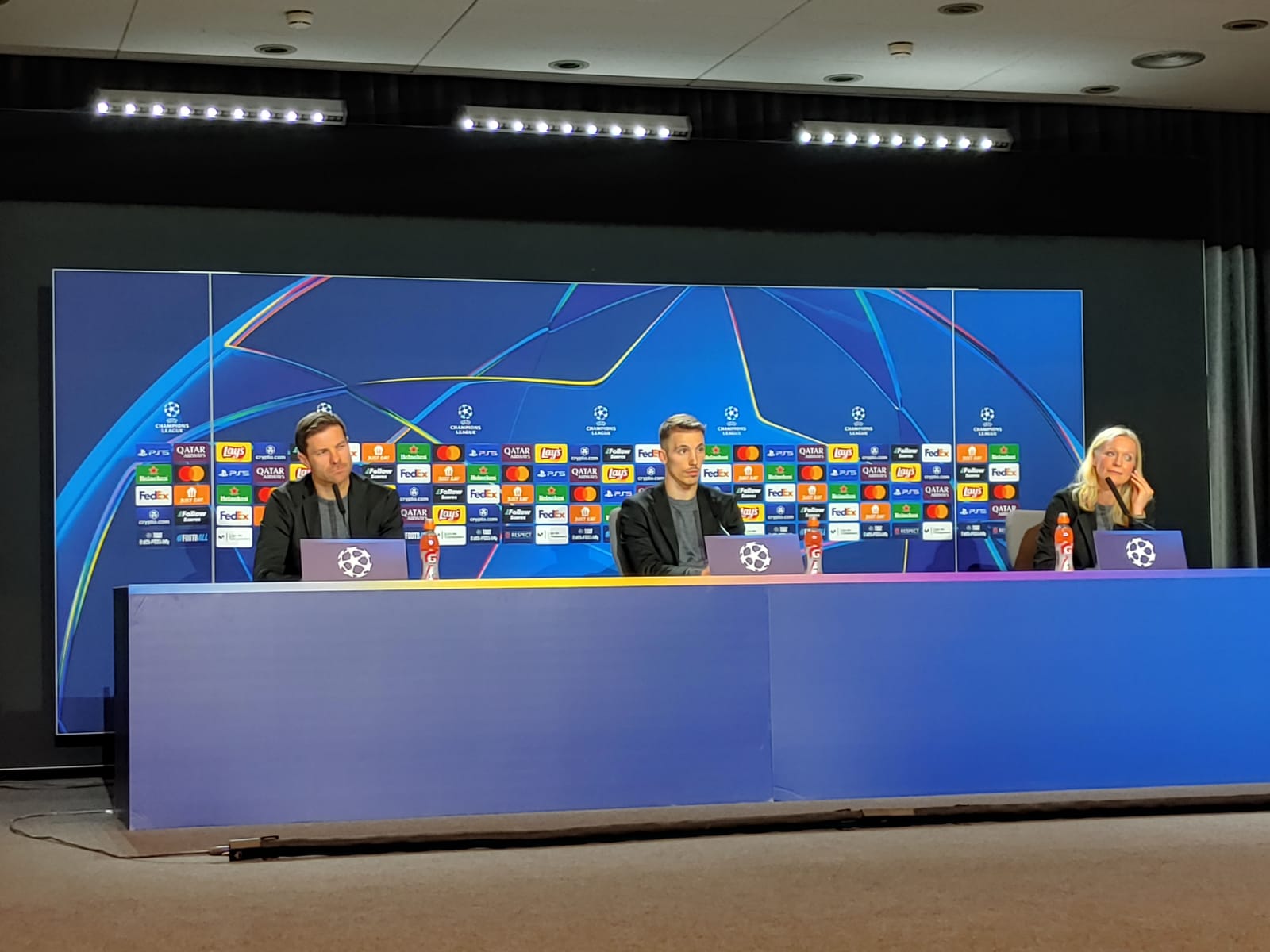 Xabi Alonso y Alejandro Grimaldo, durante la rueda de prensa previa al partido