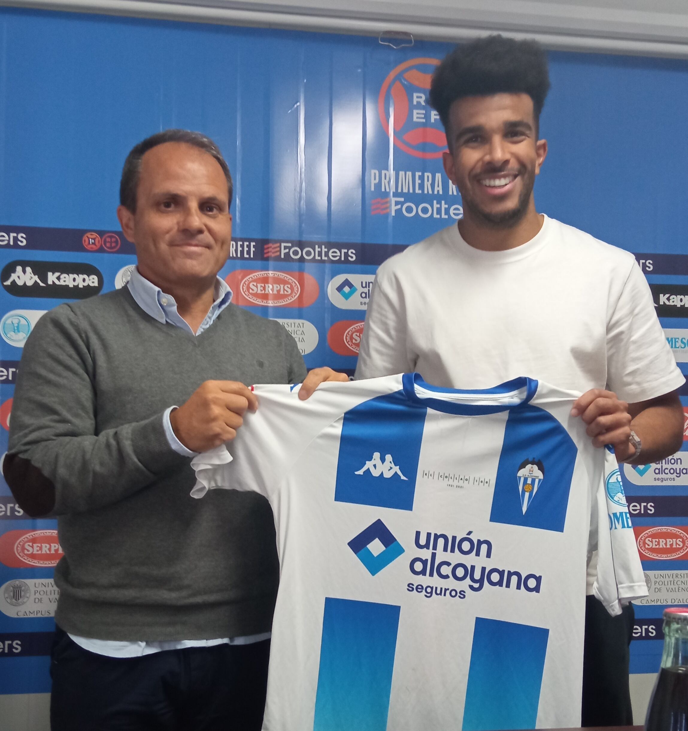 Derik Osede en su presentación como jugador del Alcoyano