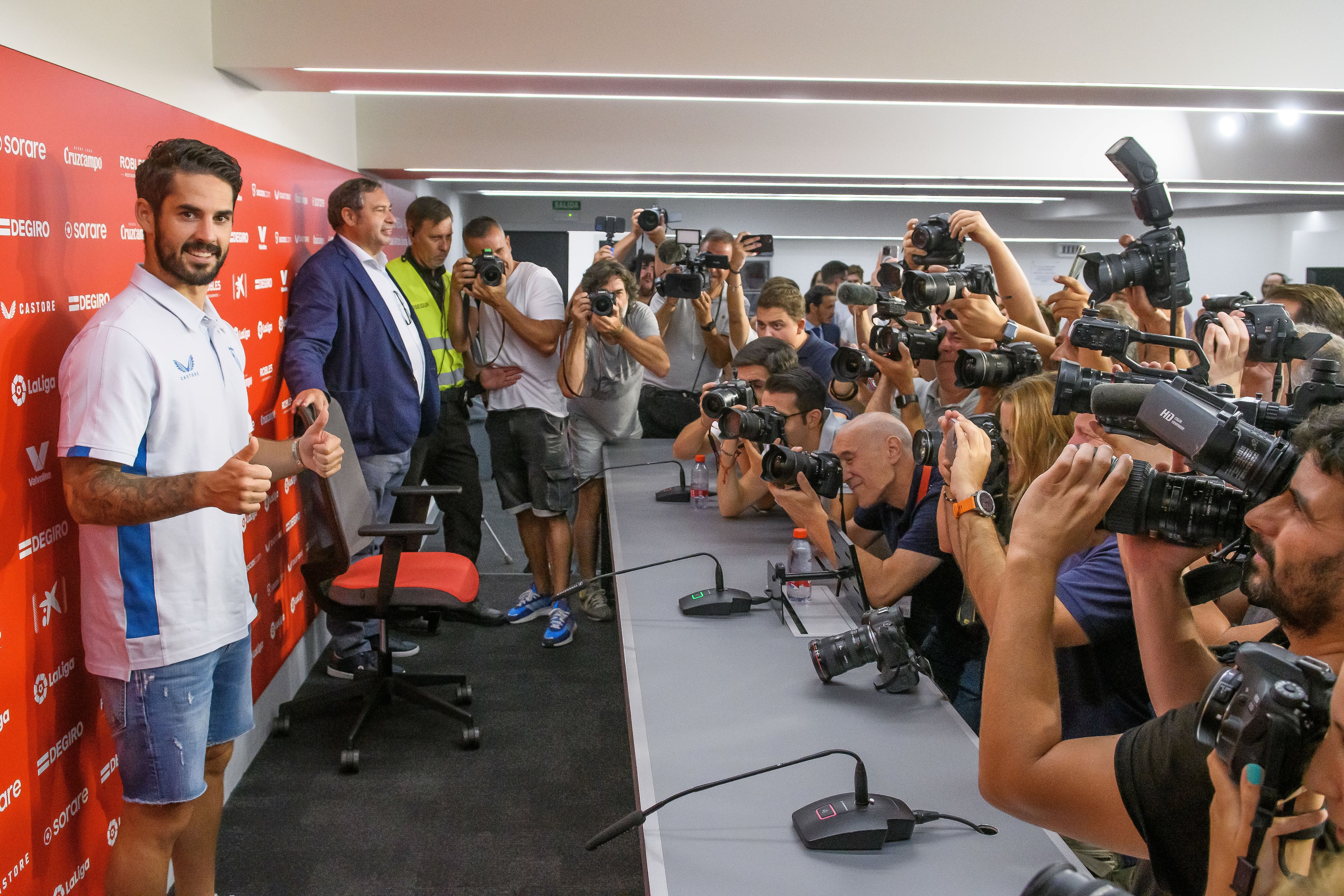 El centrocampista Isco Alarcón es presentado como nuevo jugador del Sevilla FC, este miércoles, durante una rueda de prensa celebrada en el estadio Ramón Sánchez-Pizjuán. EFE/ Raúl Caro.