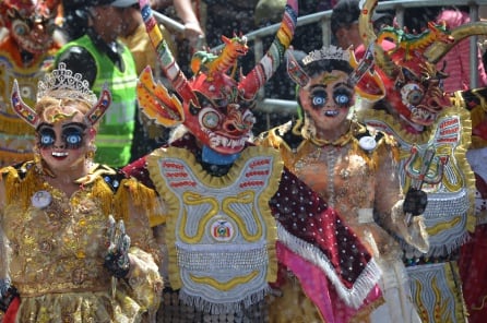 La diablada de Oruro es una manifestación cultural boliviana expresada en música, indumentaria y baile.