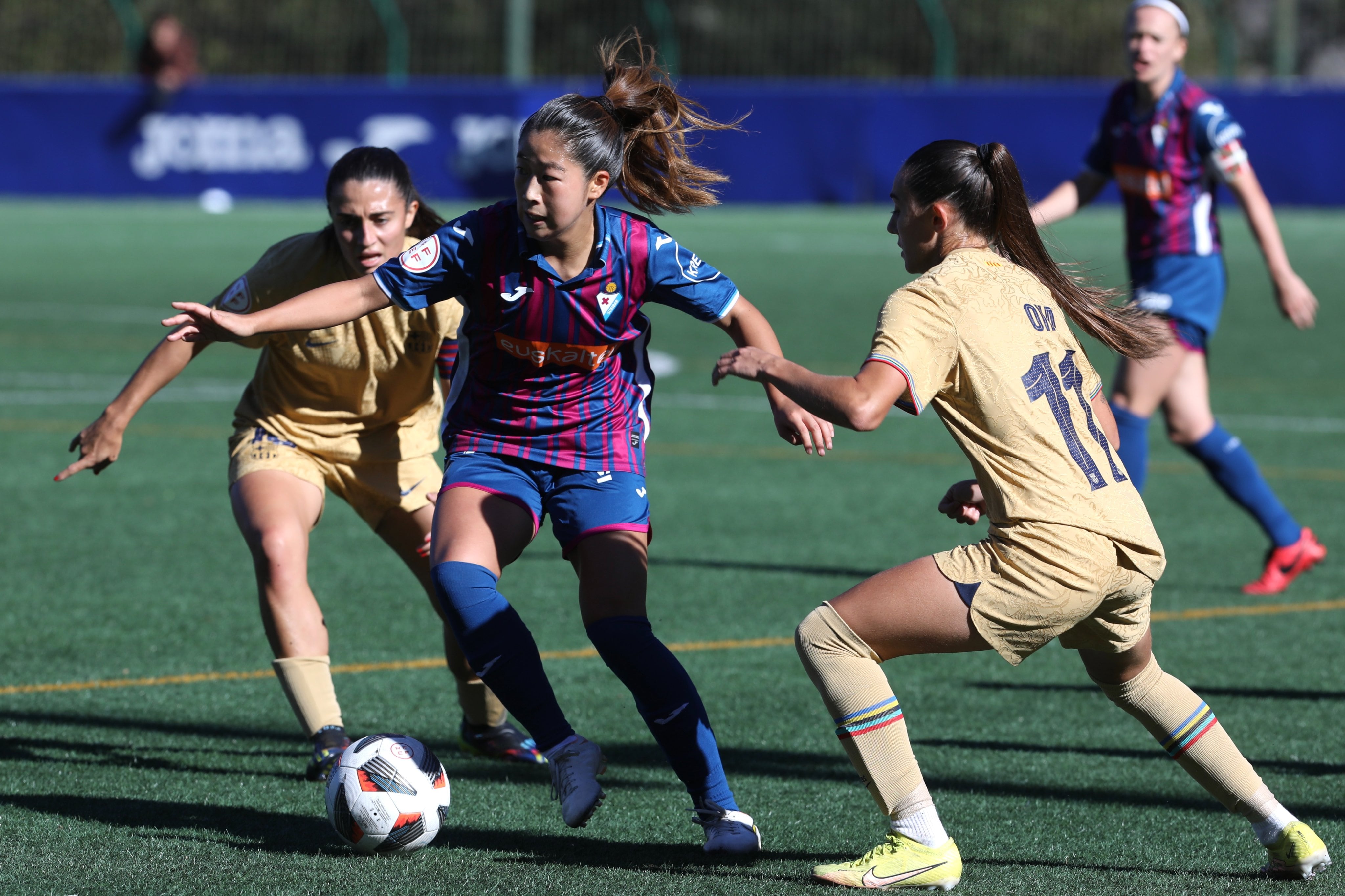 Honoka Yonei regatea con el balón ante el FC Barcelona B