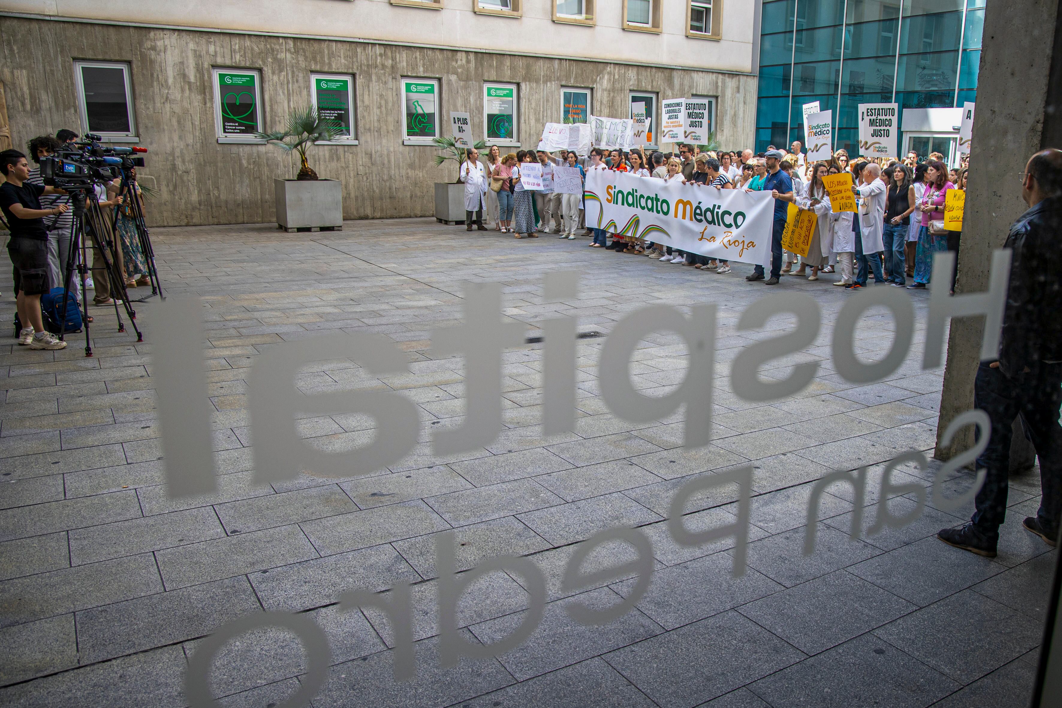 LOGROÑO, 13/06/2025.- El Sindicato Médico de La Rioja se ha concentrado este viernes a las puertas del Hopital San Pedro de Logroño, para protestar por el borrador del estatuto marco que regula sus condiciones laborales y exigir al Ministerio de Sanidad un convenio propio que reconozca su singularidad y acabe con su precariedad. EFE/Raquel Manzanares