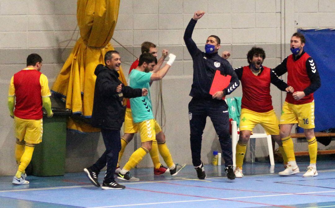 El banquillo dianense festejando el triunfo.