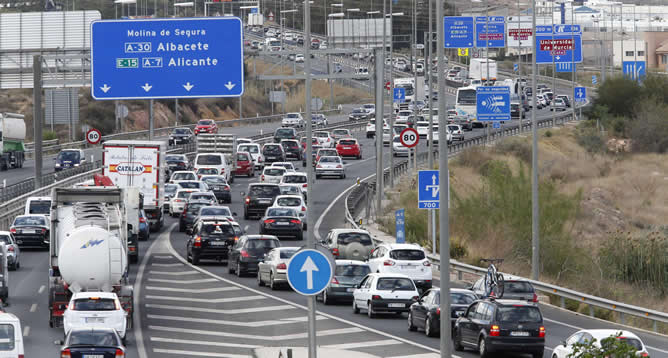 Retenciones de tráfico en el enlace de la A-30 y la AP-7 a la altura de Espinardo (Murcia), durante la operación retorno de Semana Santa