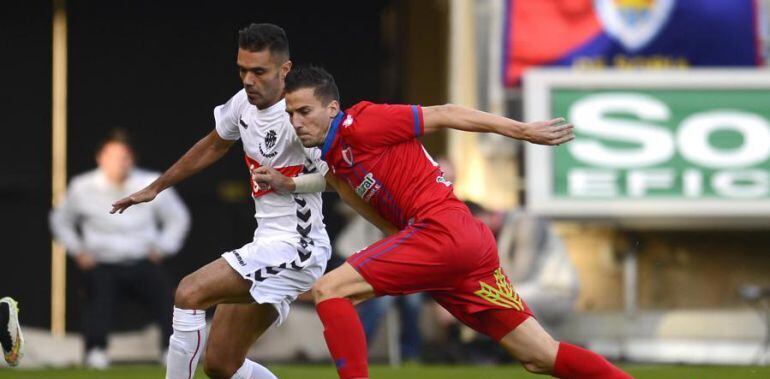 Iago Bouzón disputa una pilota amb un jugador del Numància.