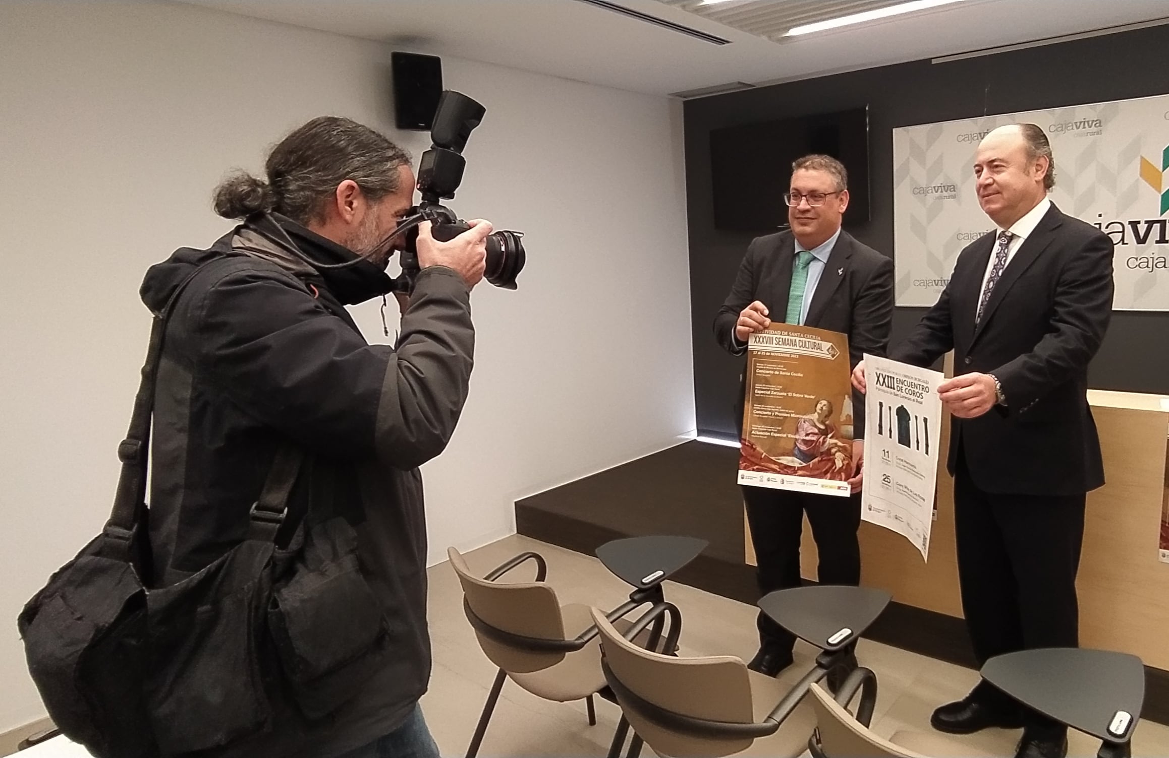 Germán Martínez (Fundación CajaViva Caja Rural) (izda) y Joaquín delgado (Orfeón Burgalés) presentan los carteles de la Semana de la Música y el Encuentro de Corales