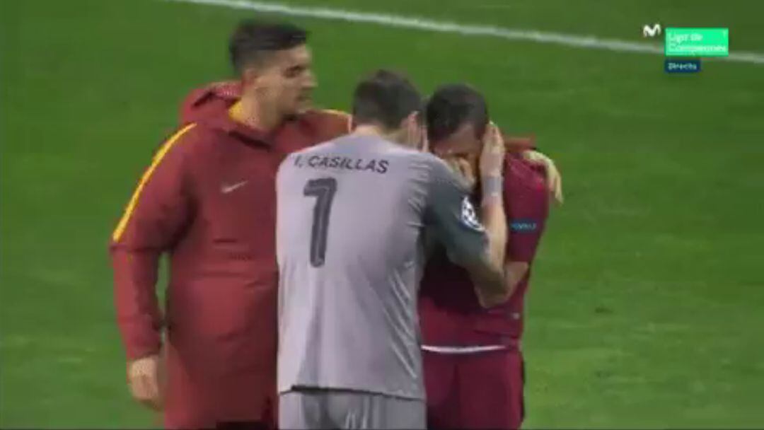 Iker Casillas trata de consolar a Florenzi tras la eliminación de la Roma.