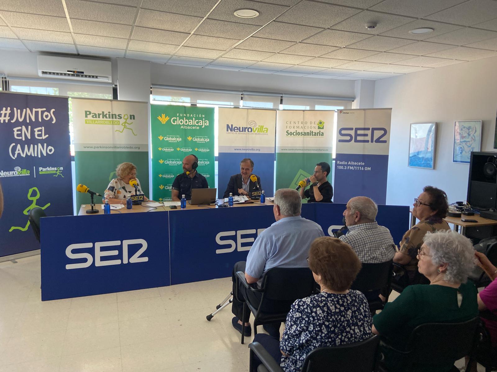 La presidenta de Neurovilla, Cati Haro; el periodista Kiko Aznar, el director de la Fundación Globalcaja Albacete, Antonio González; y el director de proyectos de la Asociación del Parkinson, David Lucas