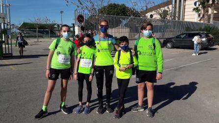 Jóvenes atletas con su entrenadora