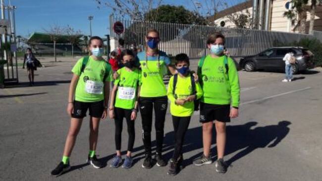 Jóvenes atletas con su entrenadora