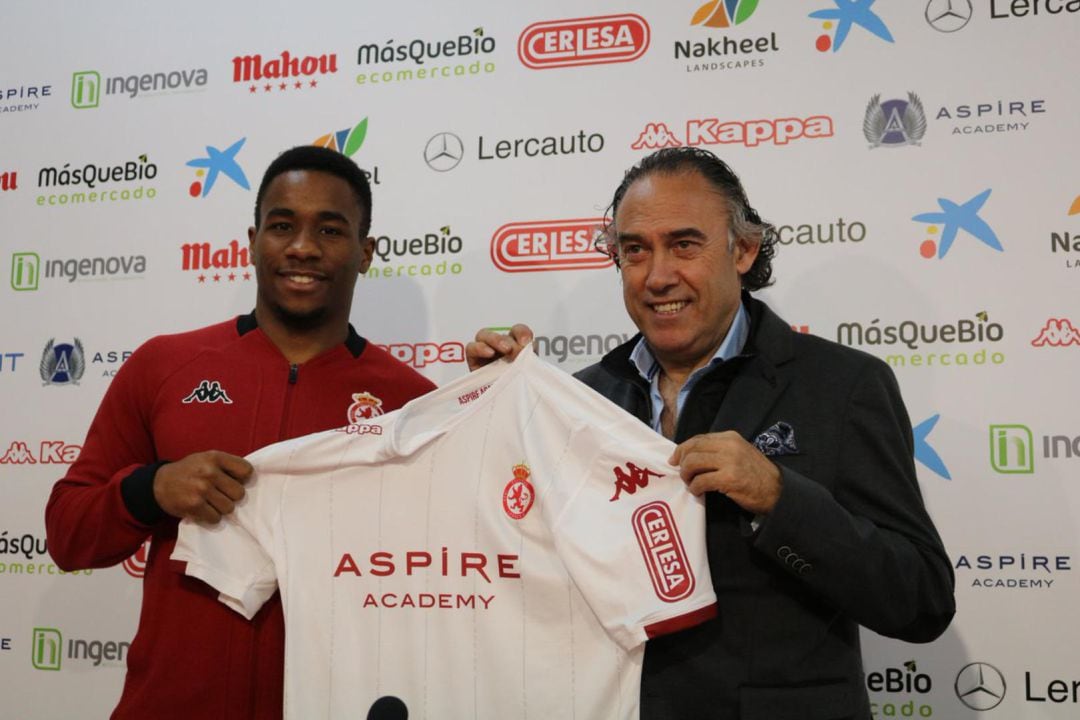 Kawaya, junto a Felipe Llamazares en la presentación del belga