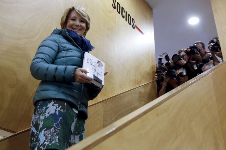 La portavoz del PP en el Ayuntamiento de Madrid, Esperanza Aguirre, durante la presentación de su nuevo libro &quot;Yo no me callo&quot;, toda una declaración de intenciones desde el título, una obra en cuyo avance ha lamentado la &quot;indefinición&quot; ideológica de Maria