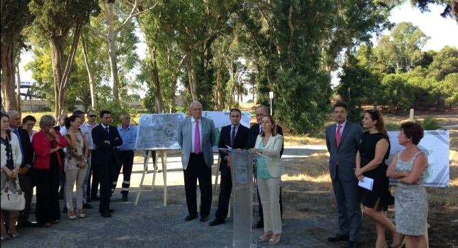 La ministra de Fomento, Ana Pastor, interviene durante su visita al Campamento Benítez