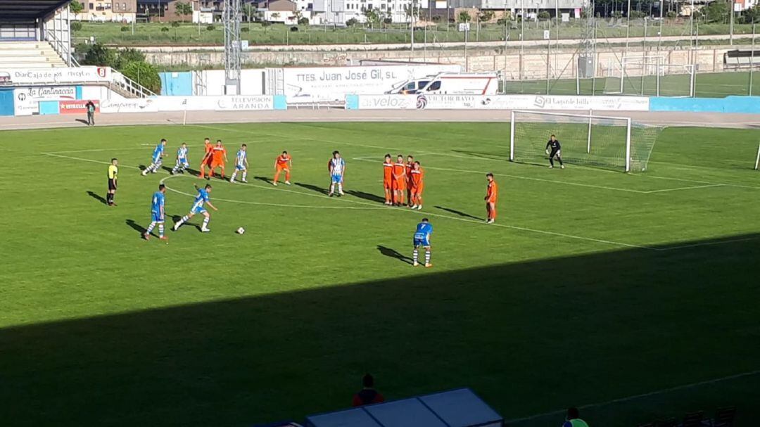 Marcos Barbero lo intentó a balón parado para la Arandina con 0-1 en el marcador.