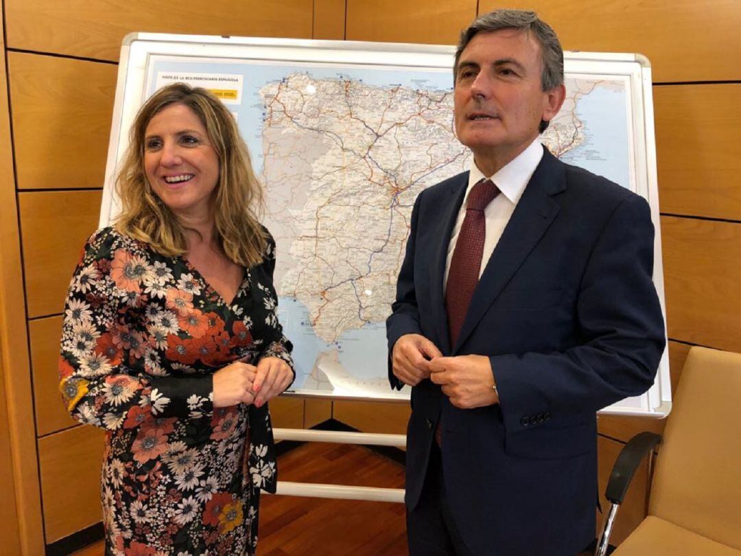 La presidenta de la diputación de Cádiz, Irene García con el secretario de Estado de infraestructuras, Pedro Saura