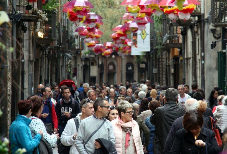 Una imatge d'un carrer de Girona durant el Temps de Flors.