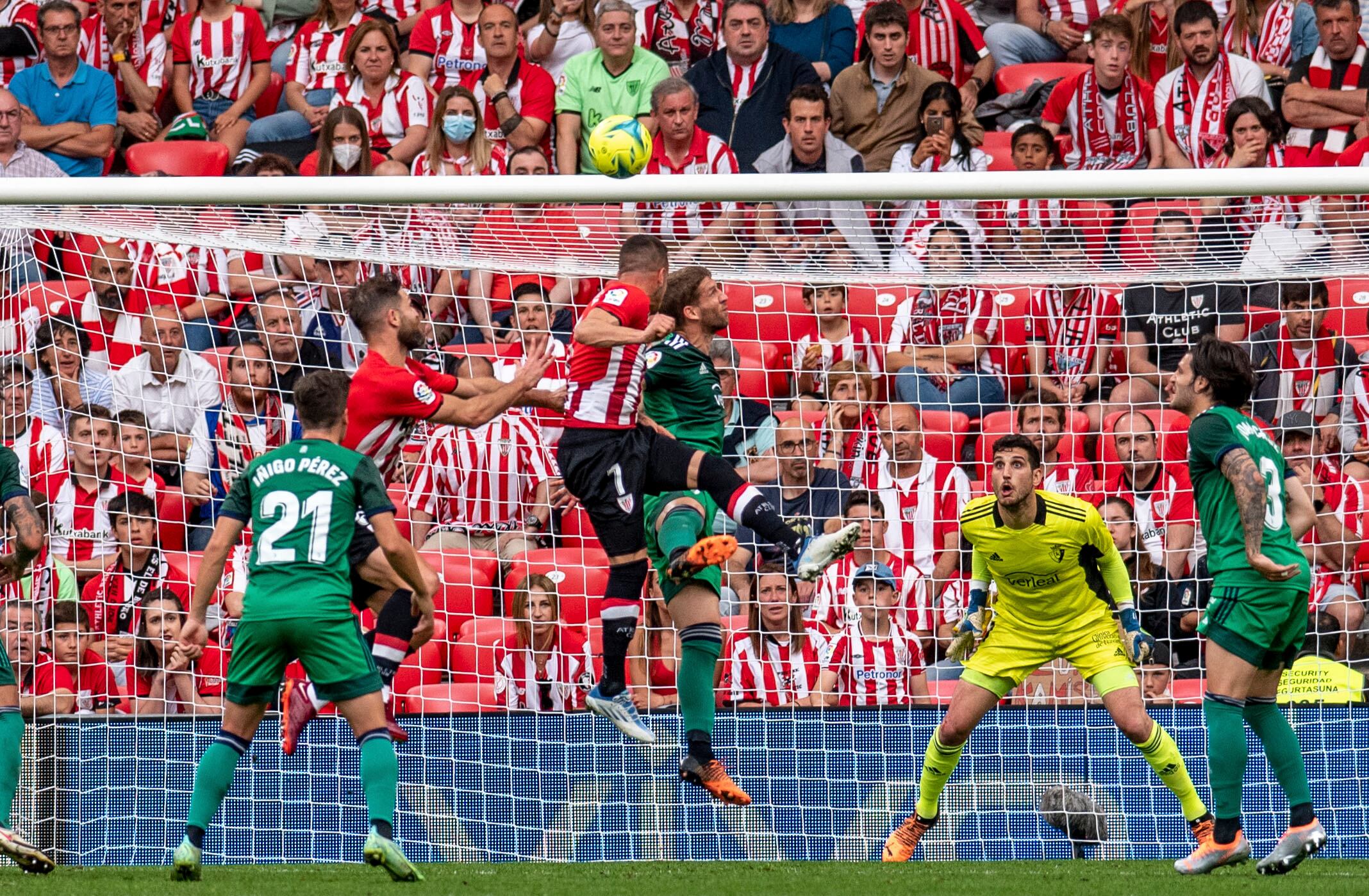 El extremo navarro del Athletic, Álex Berenguer (3i), cabecea ante Darko para conseguir el primer gol del equipo bilbaíno durante el encuentro correspondiente a la jornada 37 de primera división que disputan hoy domingo en el estadio de San Mamés, en Bilbao