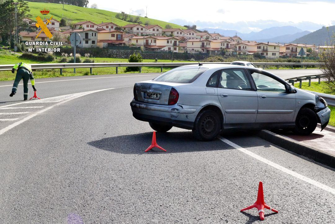 Accidente en la rotonda de la Playa de Berria en Santoña